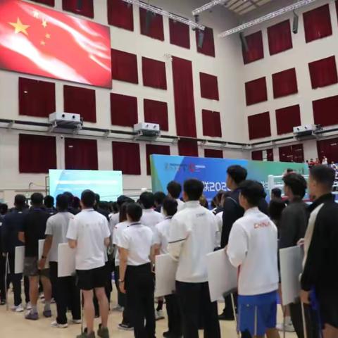 拳台鏖战浩楠挥锋摘男冠  赛场扬威亚茹亮剑夺女金