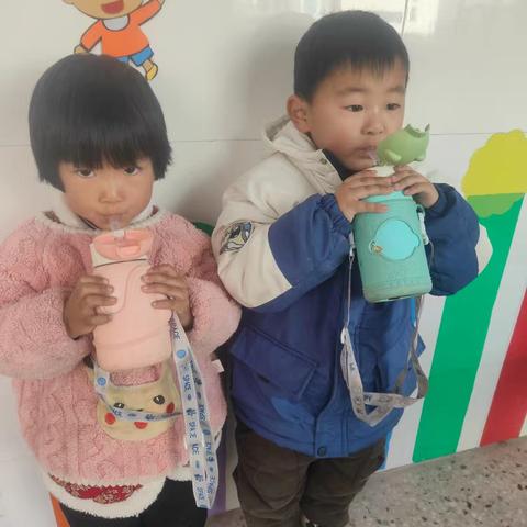 冬季多喝水，让幼儿知道喝水的好处～许幼小班