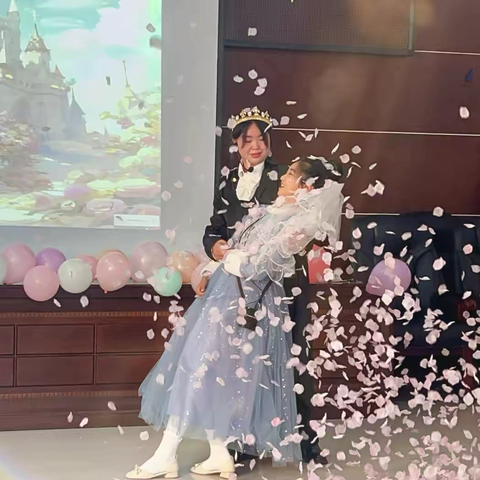 何市镇小学开展“多彩校园，'英'你精彩” ‍庆元旦英语艺术节