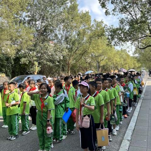 亲自然，寻秋韵，悦成长——修水县第十一小学五（5）班大自然里的美术课活动纪实