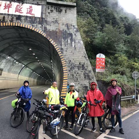 六友三天泥巴山，风雨飘零汗湿衫；麂子岗上匆匆过，泥巴山巅彻骨寒；胎爆夜宿枕头霸，大渡河畔逆风颤；射箭坪顶凉湿衣，夹江丹棱午夜还。