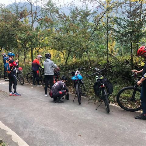 久闻宝珠山，偷闲忙蹬攀，巍巍时不待，众友皆曰返。