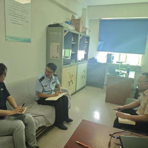 解放门街道联合市场监管所协同推进“个转企”工作