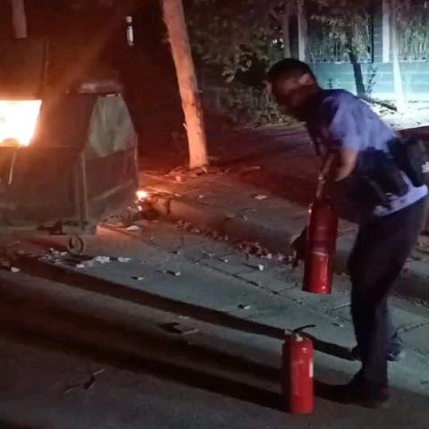 夜巡遇火不退缩，逆火而上护安宁，看示范义警如何化险为“安”