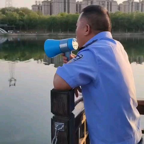 防溺呼声日日传，义警群策广宣传。舍闲护众无私念，护学夜巡安家园。