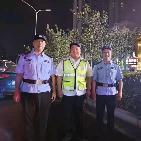 彼岸花开香自来，护学巡夜展胸怀。查漏补缺除隐患，铁骨铮铮初心在。