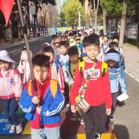 相约春光 童趣春游 ———漯河小学一（三）班开展春游踏青活动