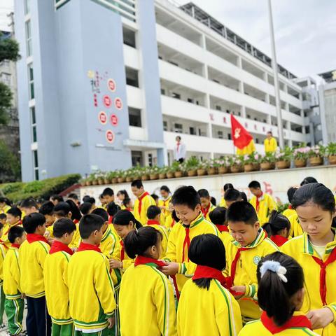 喜迎少代会   争做好队员——夏道中心小学开展建队日主题活动