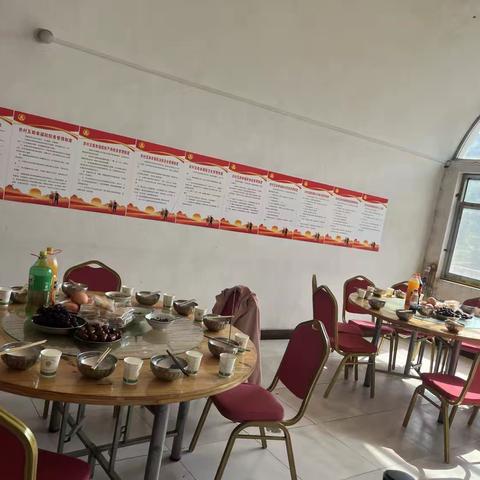 中秋暖聚：驻村工作队与养老院老人共度佳节