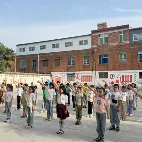 跃动青春 舞彩童年——桑庄镇中心小学三二班舞蹈社团