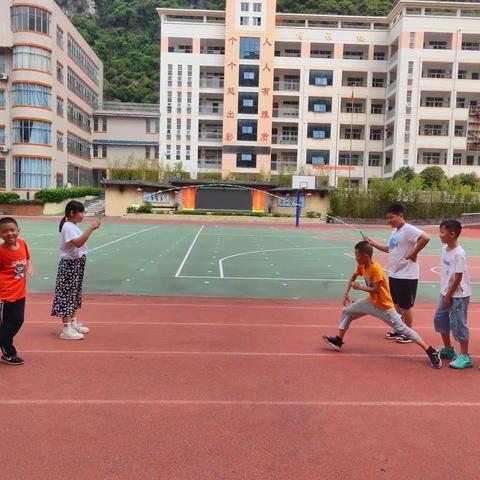 柳州市柳石路小学为参加《鱼峰区首届中小学体育系列比赛》训练报道