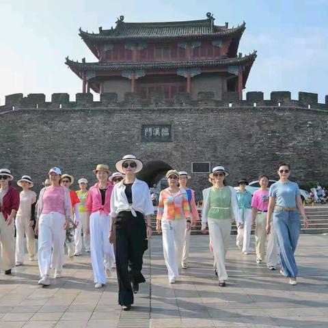 让我们携手同悦— 襄阳市老年大学旗袍模特技巧二 三班结业联谊会纪实