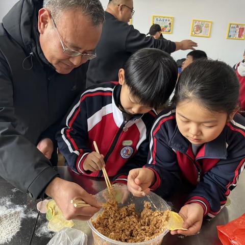 “冬至暖心，美味齐享”新兴路学校三年级五班包饺子活动