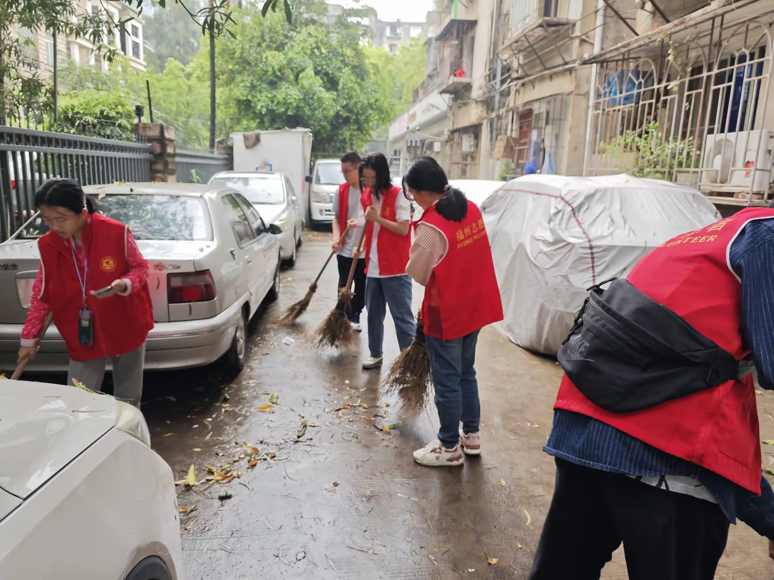 东湖社区开展"护河爱水,清洁家园"志愿者活动