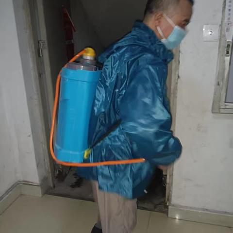 温泉街道东湖社区开展“护河爱水，清洁家园”活动