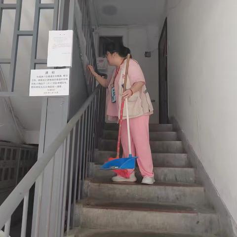 温泉街道东湖社区开展“护河爱水 清洁家园”活动