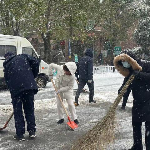 扫雪除冰医路畅通 保障群众就医需求