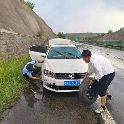 路遇事故伸援手 交通执法显担当