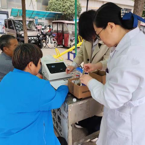 金正物业康桥水岸服务中心举行免费义诊+刷洗地垫活动