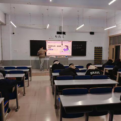 宪法在心中，法治伴成长