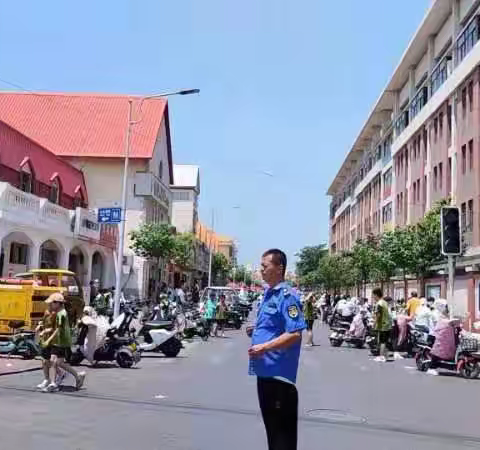 华龙区城市管理执法大队 专项治理校园周边市容环境