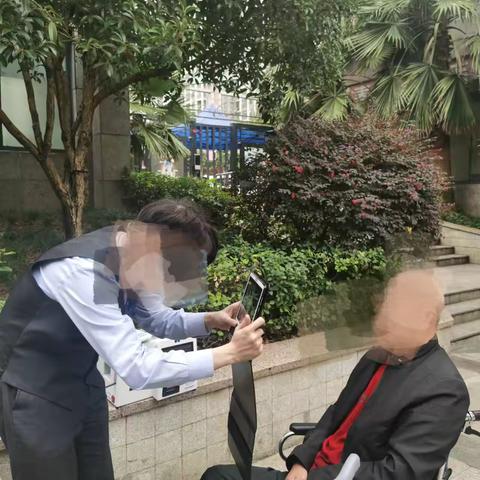 白云红山支行为行动不便老人提供上门服务