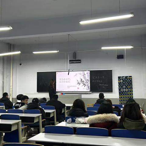 宪法在心中，法治伴成长