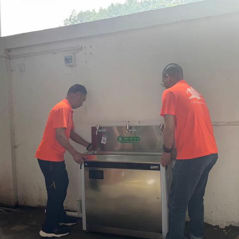 八桂义工  情暖校园———广西八桂心泉项目组捐赠饮水机到苍梧县岭脚镇六妙小学