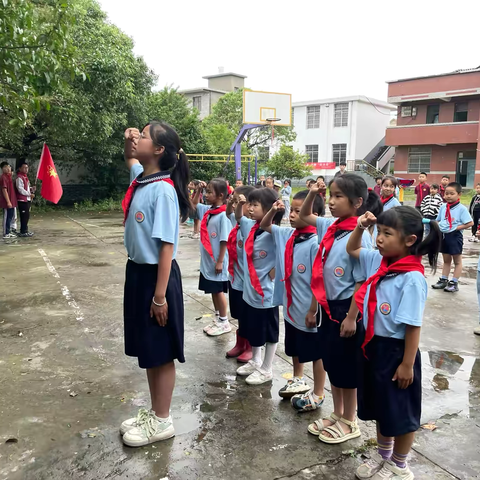 红领巾爱祖国——南阳坂小学开展少先队入队仪式暨“六一”游园活动