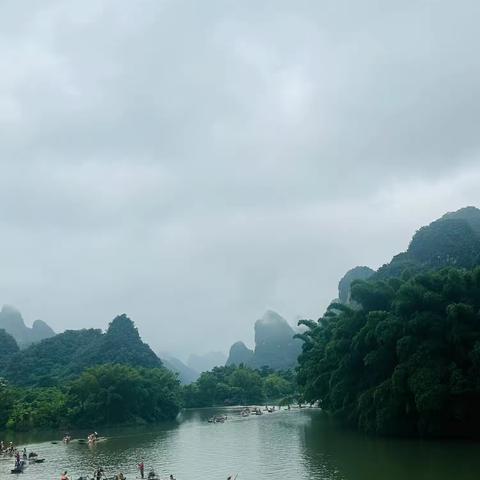 江作青罗带，山如碧玉篸（一）