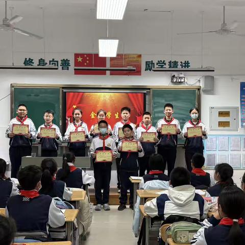 不负时光，逐梦前行——滨州实验学校初中部2025级4班期中表彰会圆满举行