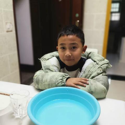 二（3）班邓多皓《空气使水上升》