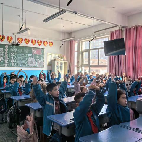 手舞心灵    逐梦前行 ——一年级（6）班手势舞社团活动