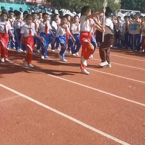运动润童心，金秋展风采———三（6）班积极参加双峰小学第53届田径运动会