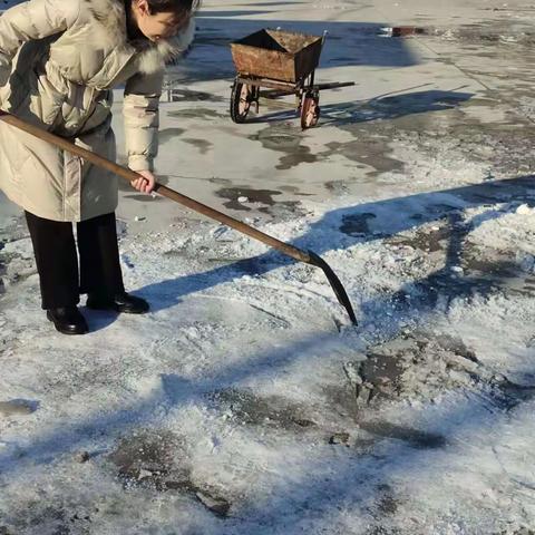 “双减”初雪满校园 扫雪护安全                       —恒州镇西河流小学