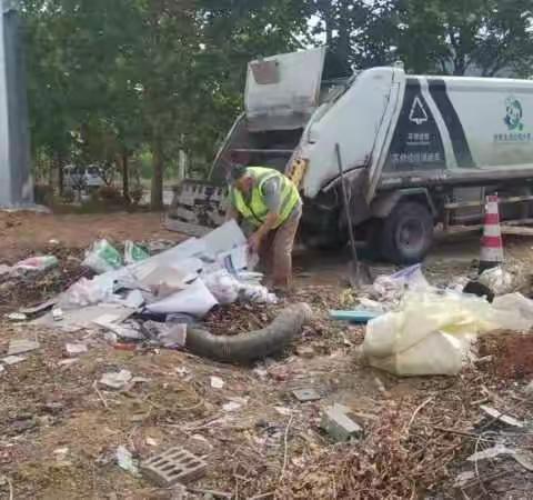 万德街道：战酷暑，“汗”卫市容环境