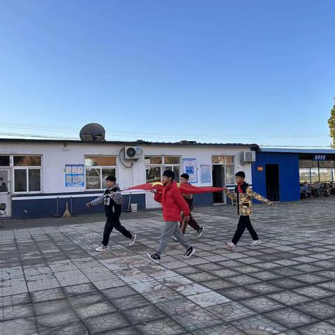 珍惜时间  勤奋学习——柳卓乡中连村小学周一升旗仪式