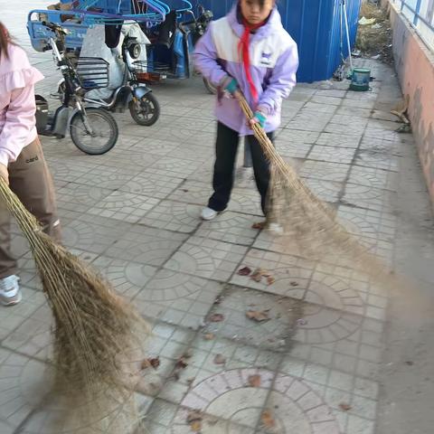 劳动美——清扫树叶