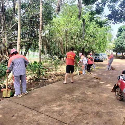 龙榜村开展"周末大扫除"活动