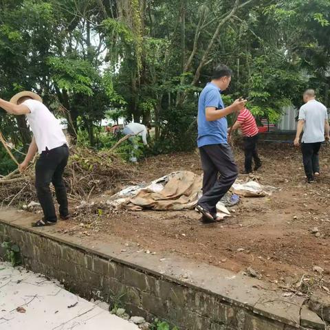 龙榜村开展“预防登革热”爱国卫生运动周末大扫除活动