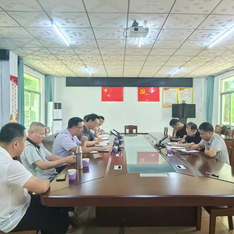 红岭中心会同大坡镇政府推进重兴分干渠水毁临时修复工作