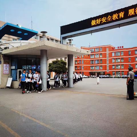 校门口的特殊告别