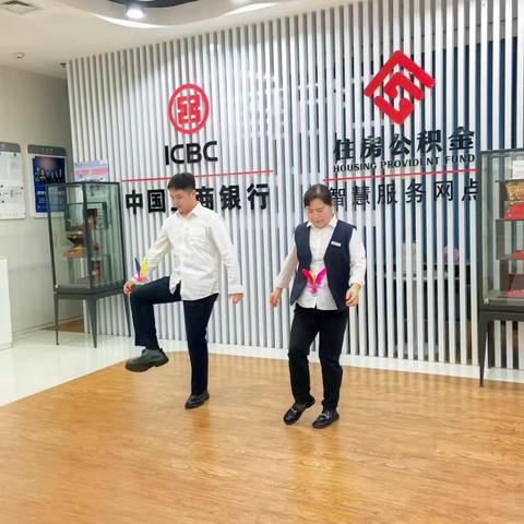 工行渭南财富大厦支行举办趣味运动会