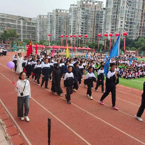 运动场上展风采，挥洒汗水和自我——2205虎熠班