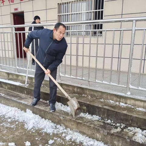 雪中送温暖 助老送餐服务不停歇