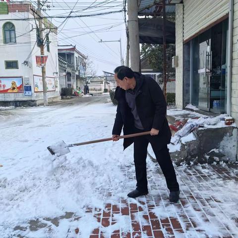 雪降天寒白路面  清理积雪我在前