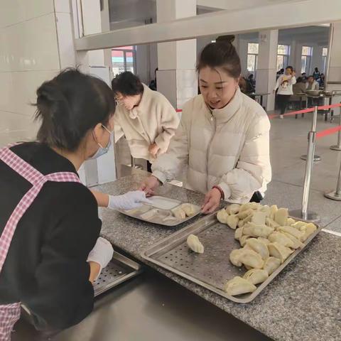 暖心陪餐，共享美味“食”光——洋河镇中学家长陪餐日活动