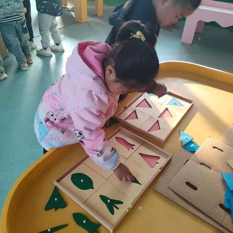 儿童活动中的欢乐瞬间