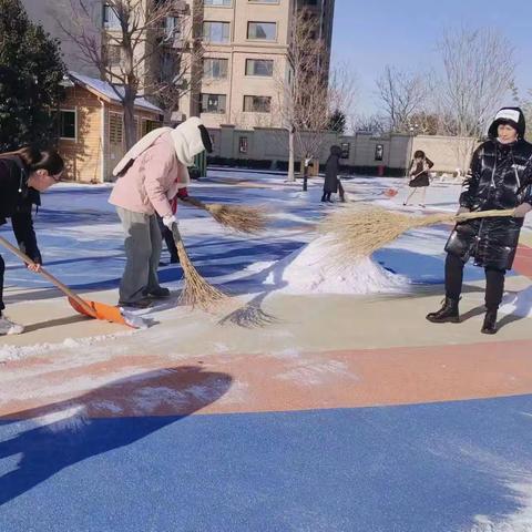 凝心聚力清积雪，迎寒而上爱满园——稷下街道中心幼儿园“清冰除雪”在行动