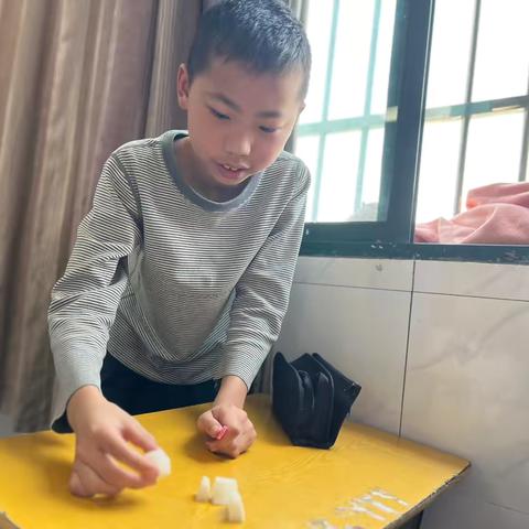 【红色茅小党建➕智育】巧手搭拱桥，智慧筑梦想——五(4)班开展搭拱桥实验活动